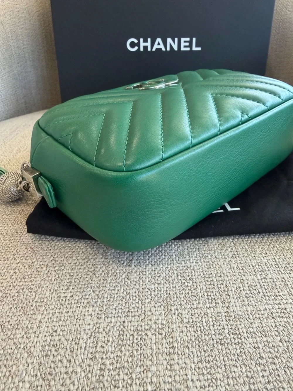CHANEL Emerald Green Quilted Chevron Leather Crossbody Camera Bag with Tassel - Picture 7 of 15